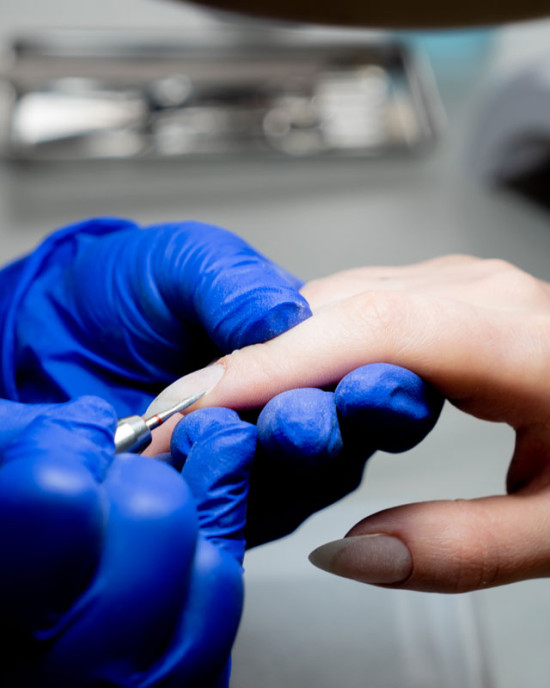 MANICURE CON RICOSTRUZIONE UNGHIE